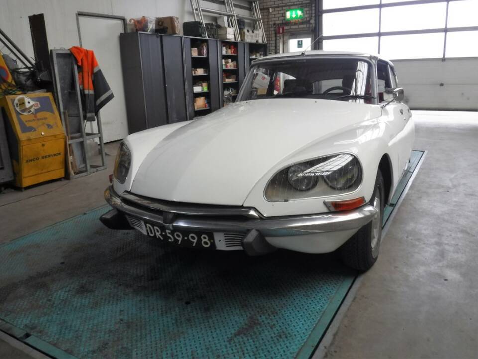 Image 24/50 of Citroën DS 20 A (1972)