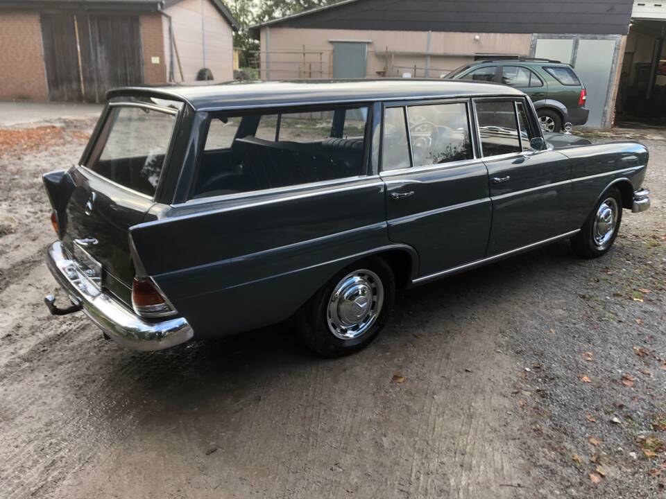Afbeelding 4/10 van Mercedes-Benz 230 Universal (1968)