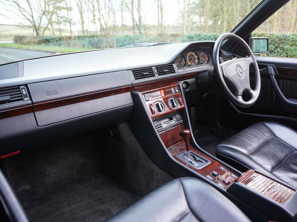 Image 11/20 of Mercedes-Benz E 220 (1996)