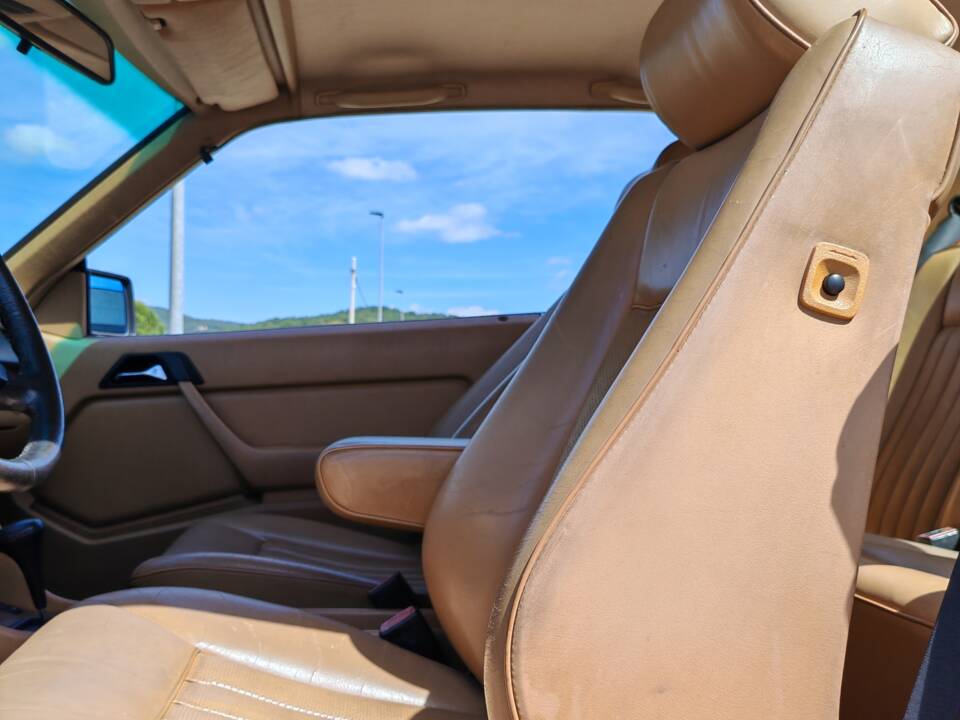 Image 27/42 of Mercedes-Benz 300 CE (1988)