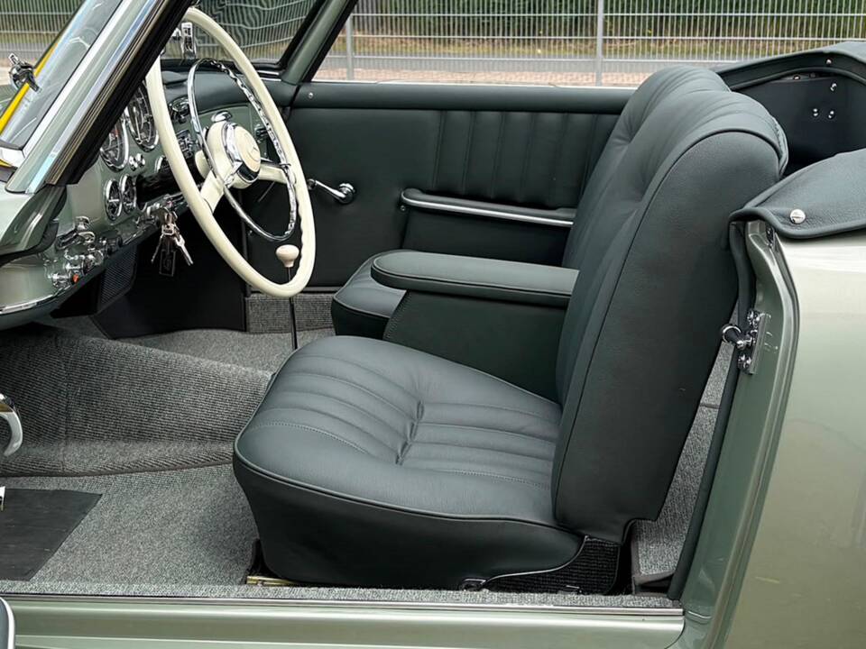 Image 14/25 of Mercedes-Benz 190 SL (1957)