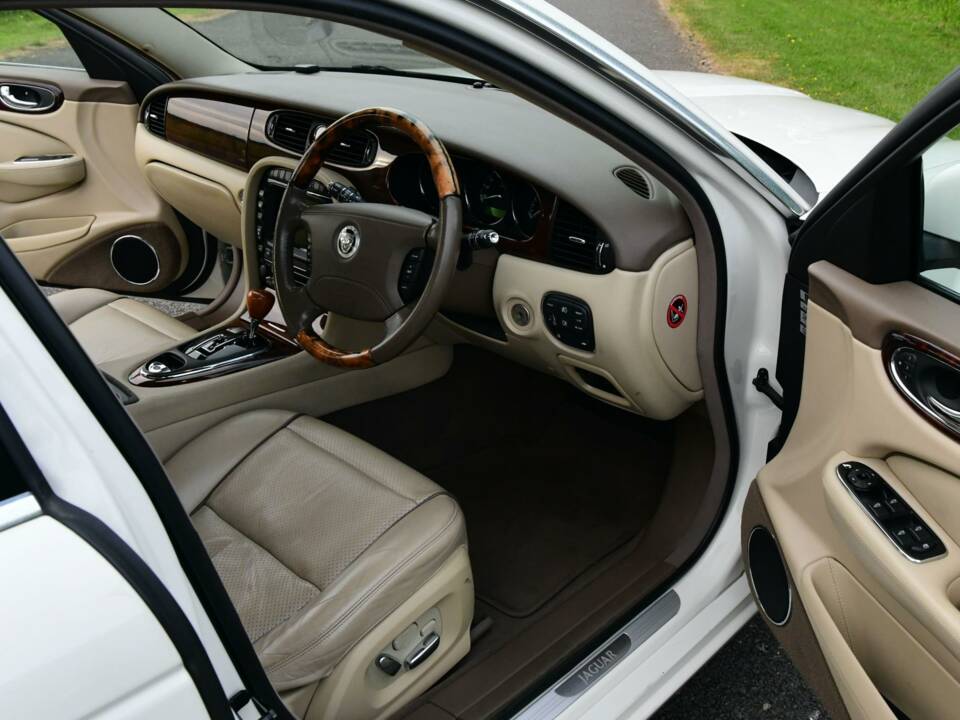 Image 30/50 of Jaguar XJ 8 4.2 (2008)
