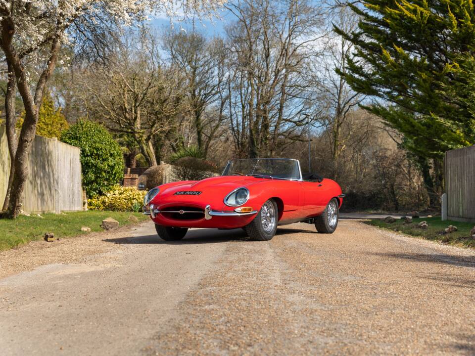 Image 40/44 of Jaguar E-Type 3.8 (1962)