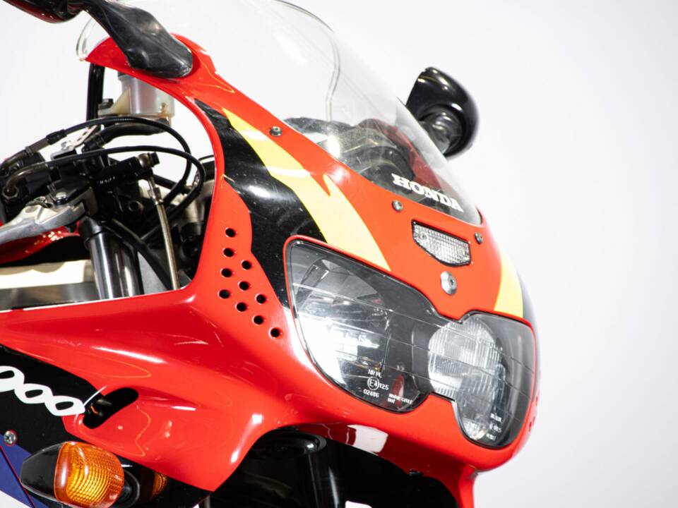 Immagine 36/50 di Honda CBR 900RR Fireblade (1996)