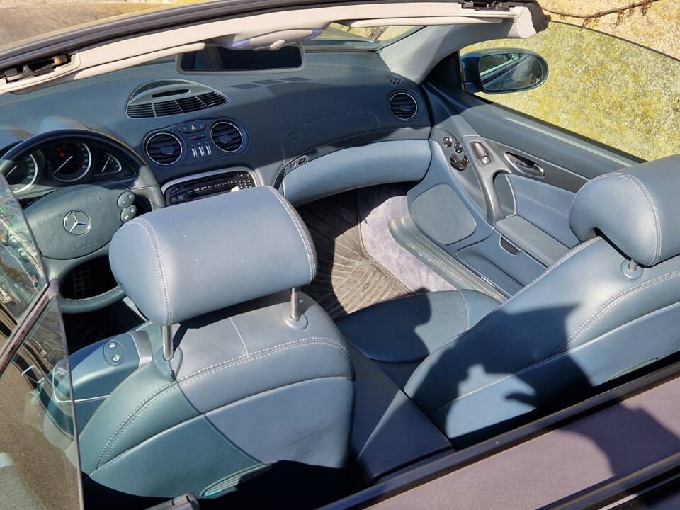 Image 18/26 de Mercedes-Benz SL 350 (2004)