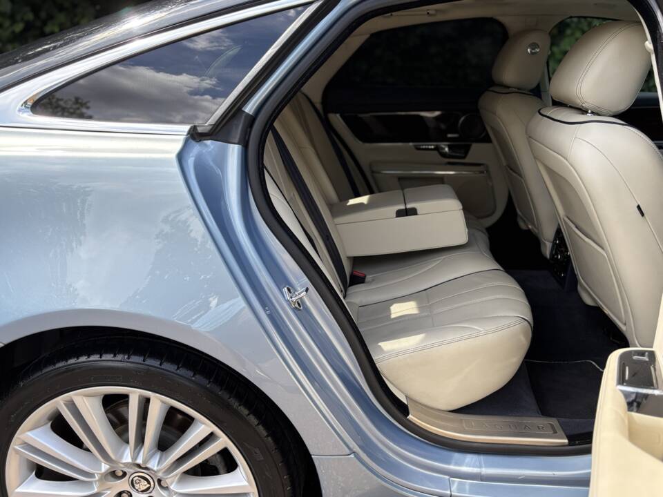 Image 22/50 of Jaguar XJ 5.0 (2011)