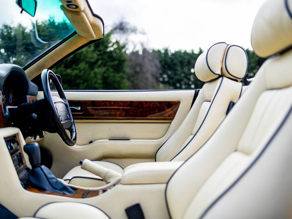 Image 29/50 of Aston Martin Virage Volante (1997)