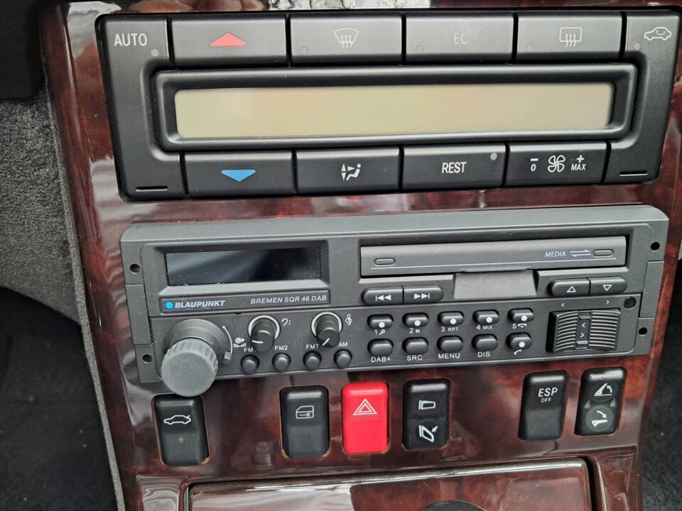 Image 20/50 of Mercedes-Benz SL 320 (1998)