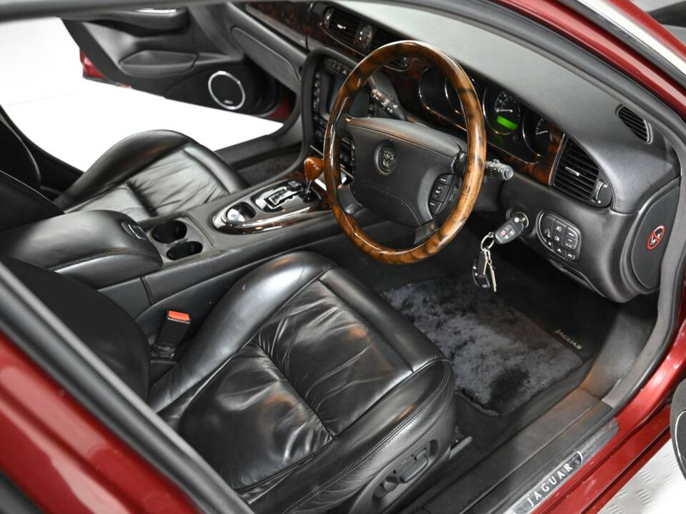 Imagen 31/50 de Jaguar XJR Super V8 (2004)