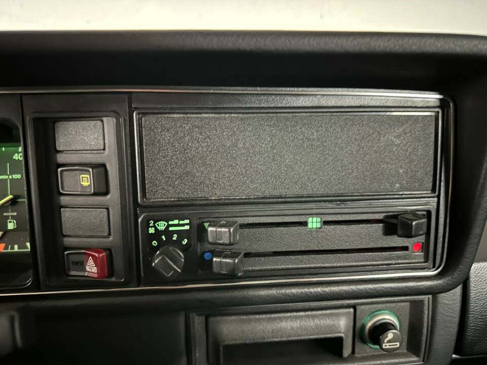 Image 146/148 of Volkswagen Golf Mk I Convertible 1.6 (1988)