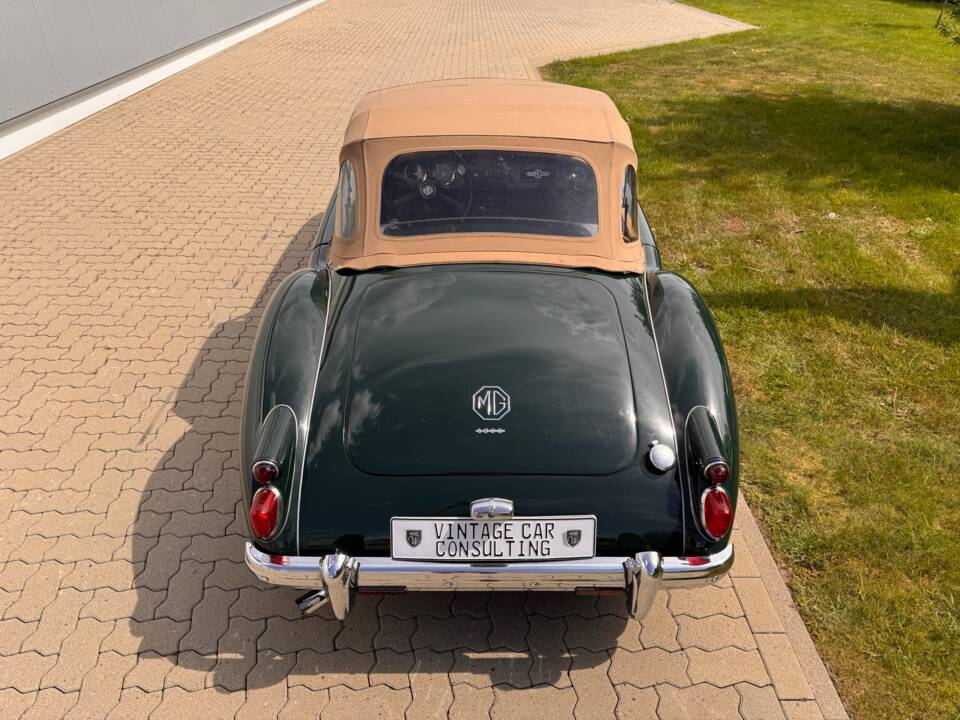 Image 16/79 of MG MGA 1600 (1961)