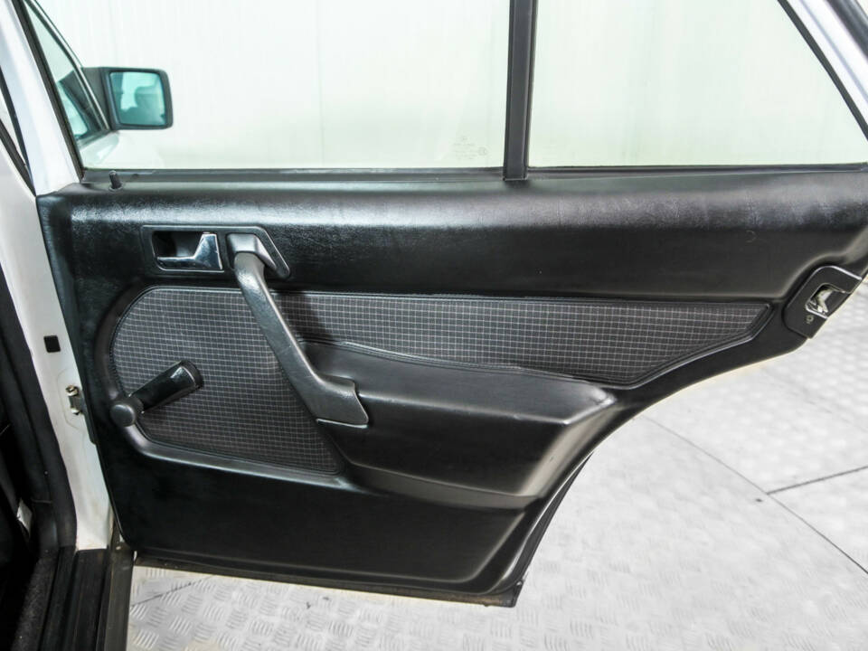 Bild 35/50 von Mercedes-Benz 190 D (1986)
