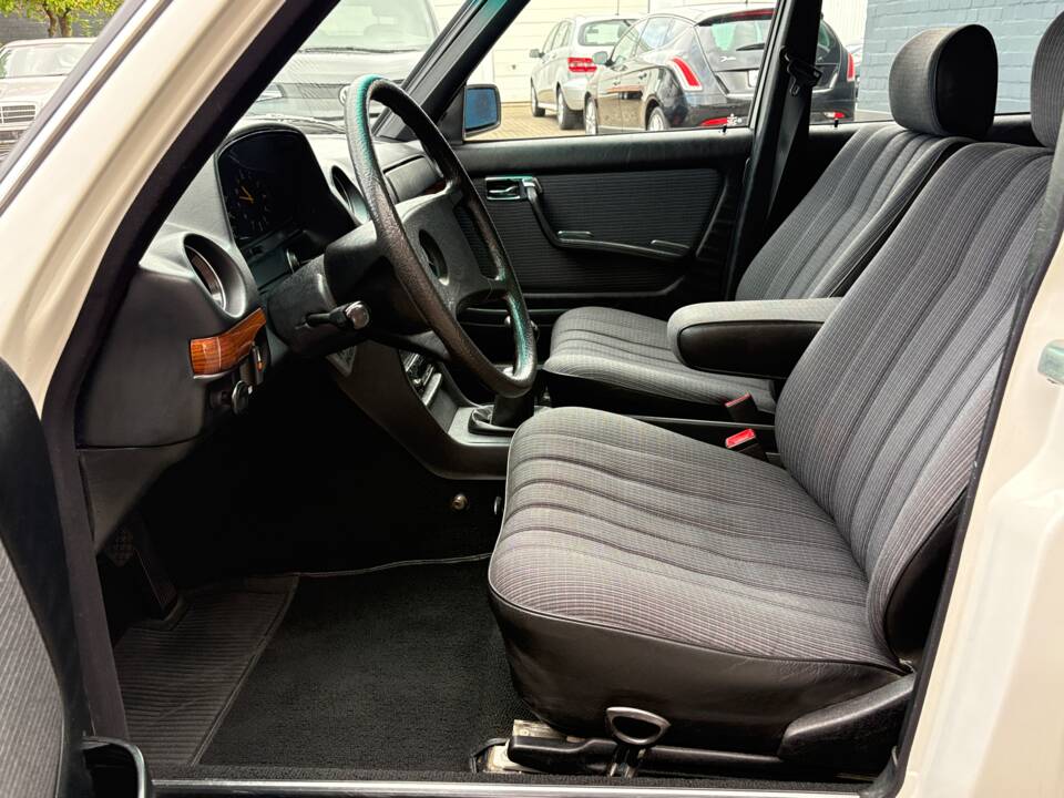 Image 17/66 of Mercedes-Benz 200 T (1984)