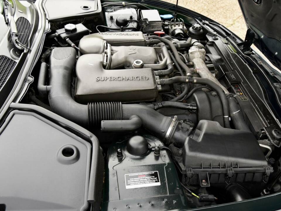 Image 18/50 of Jaguar XKR (2000)