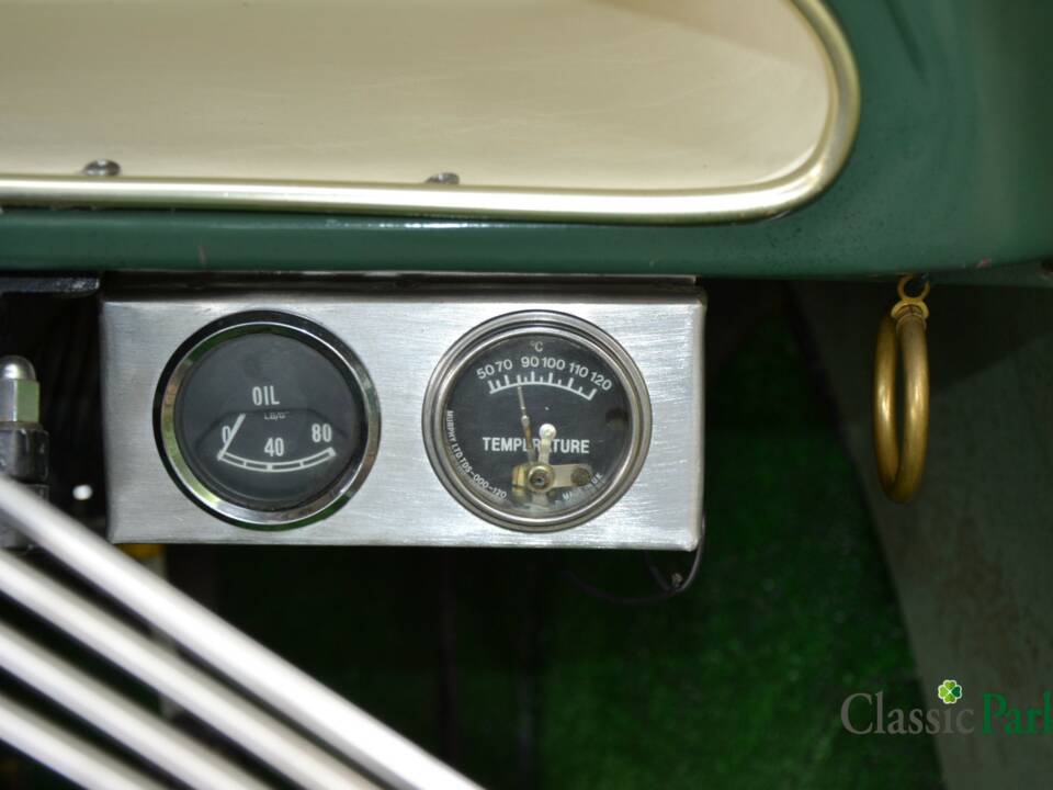 Image 31/50 of Morris Minor 1000 Traveller (1964)