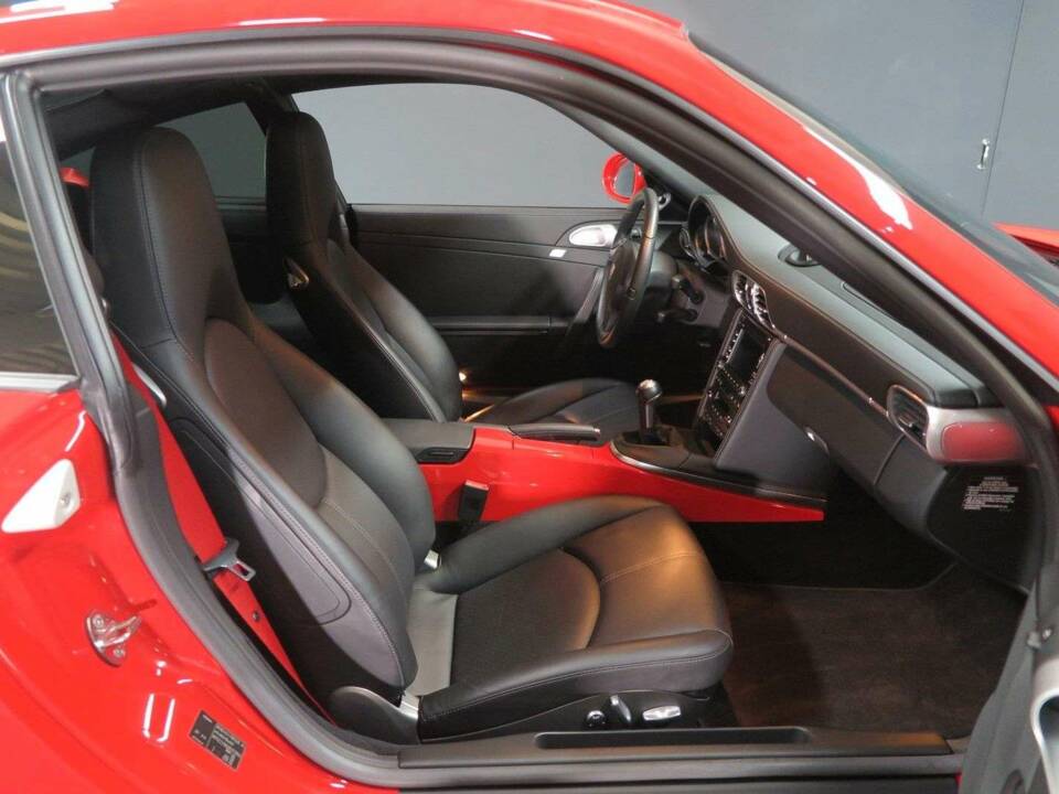 Image 22/50 of Porsche 911 Carrera 4S (2011)
