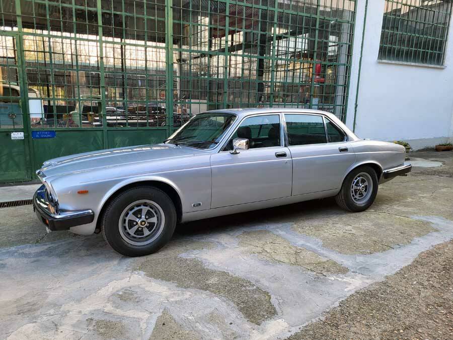 Image 1/39 de Jaguar XJ 6 4.2 (1982)