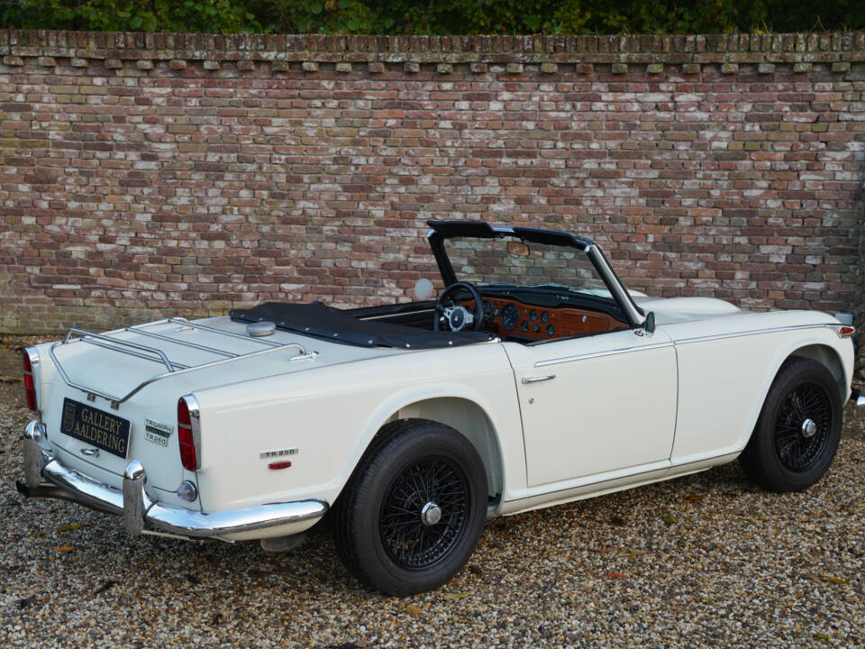 Image 21/50 of Triumph TR 250 (1968)