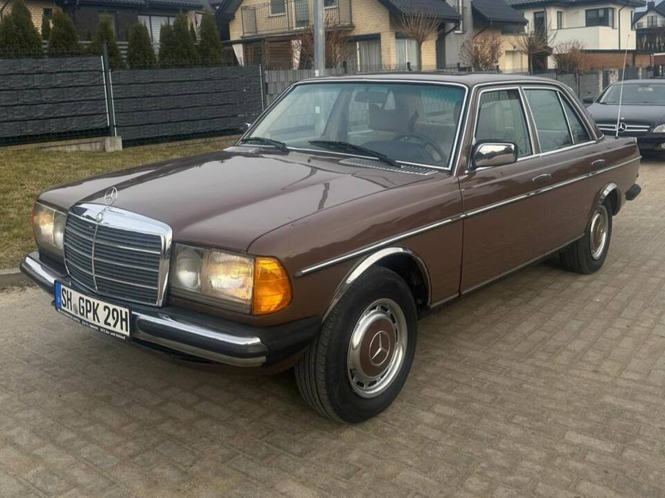 Bild 4/8 von Mercedes-Benz 250 (1980)