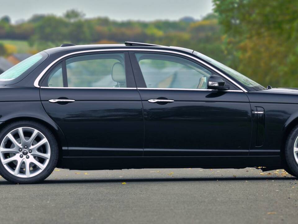 Image 7/50 of Jaguar XJ 8 4.2 (2008)