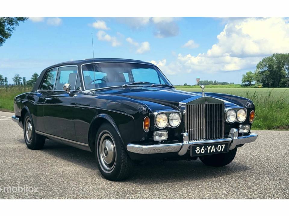 Image 7/49 of Rolls-Royce Corniche (1975)
