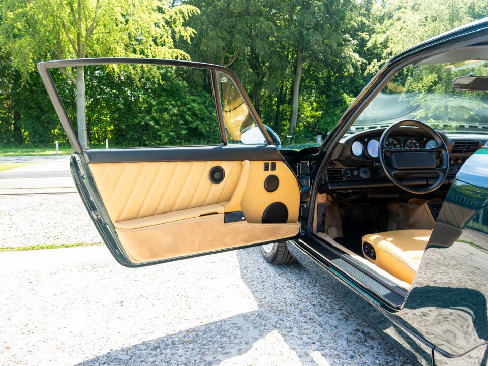Image 24/35 of Porsche 911 Carrera 2 (1990)