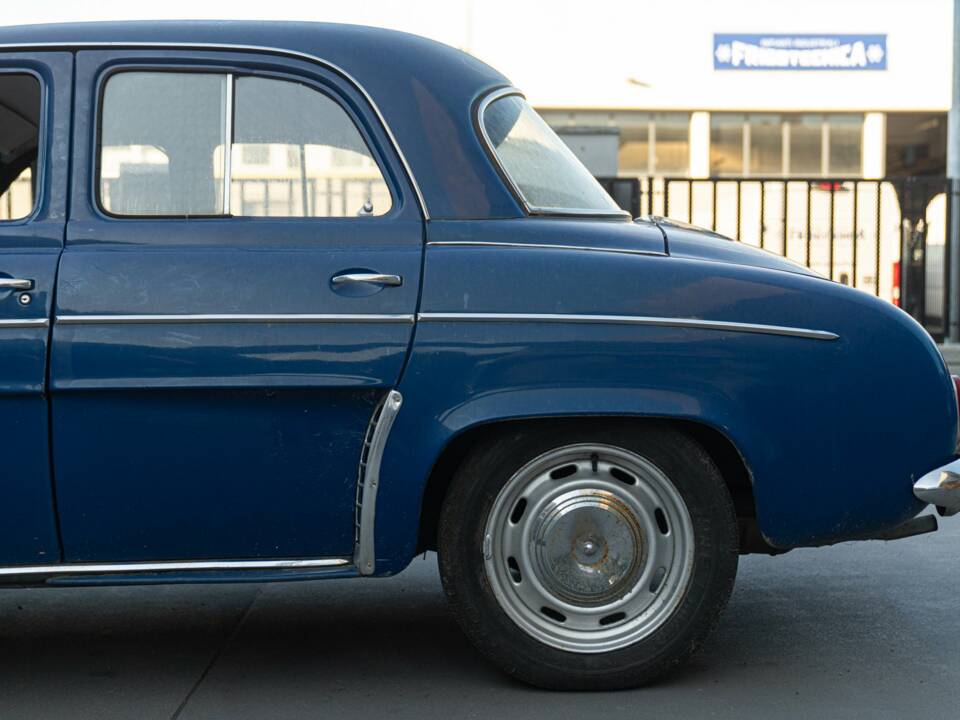 Image 17/42 of Renault Ondine (1962)