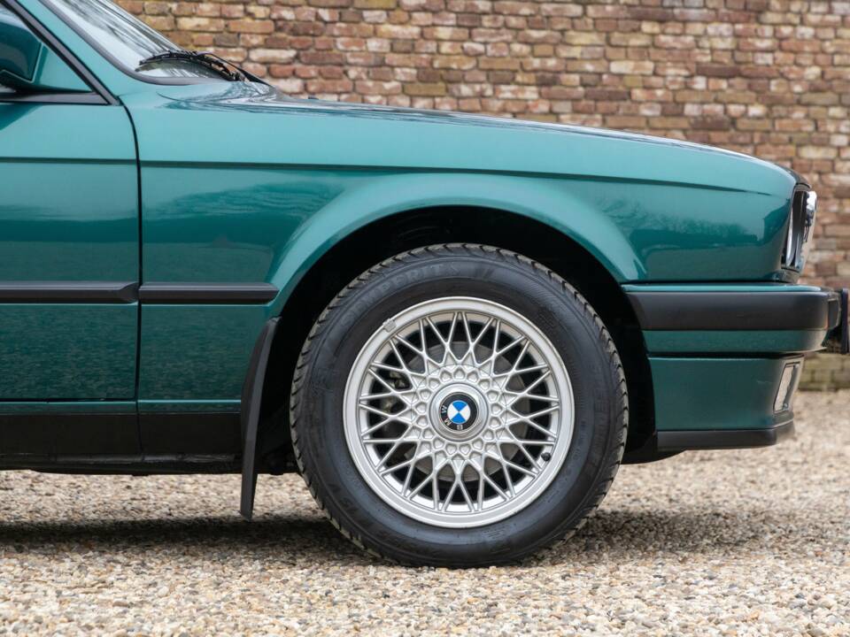 Image 28/50 of BMW 316i Touring (1993)
