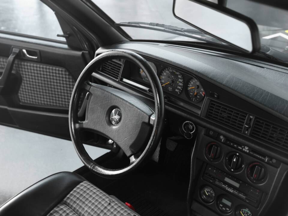 Imagen 41/50 de Mercedes-Benz 190 E 2.5-16 Evolution II (1990)