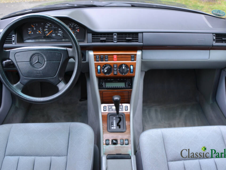 Bild 12/44 von Mercedes-Benz E 280 T (1994)