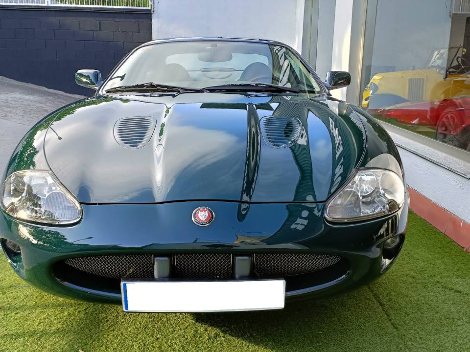 Image 10/35 de Jaguar XKR (1998)