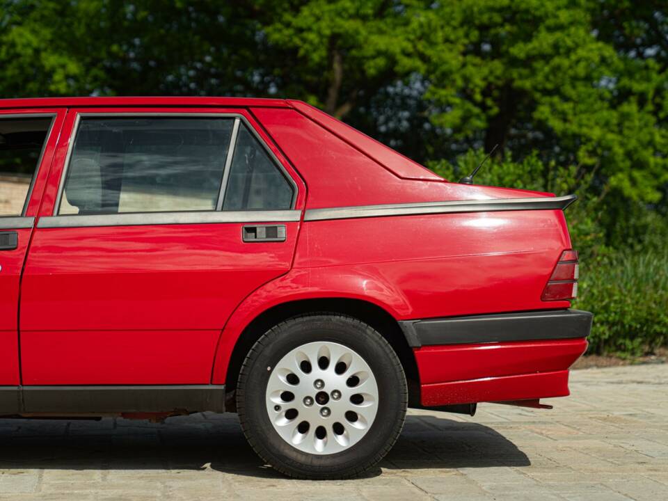 Image 22/47 of Alfa Romeo 75 1.6 (1991)