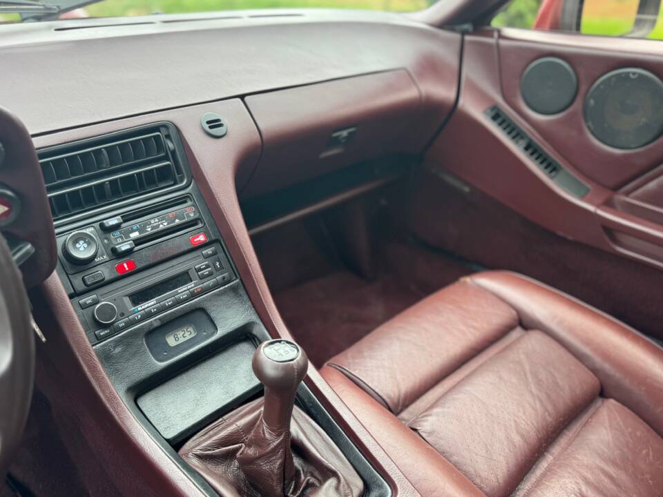 Image 16/32 of Porsche 928 S (1988)