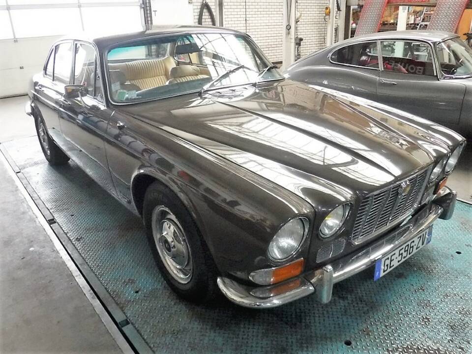 Afbeelding 43/50 van Jaguar XJ 6 4.2 (1973)