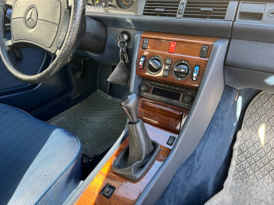 Image 5/6 of Mercedes-Benz 260 E 4-Matic (1987)