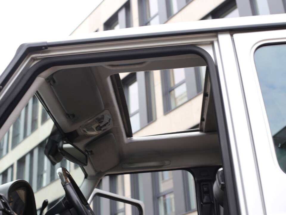 Image 39/64 of Mercedes-Benz G 400 CDI (LWB) (2004)