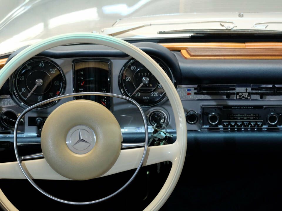 Image 25/36 of Mercedes-Benz 280 SL (1969)