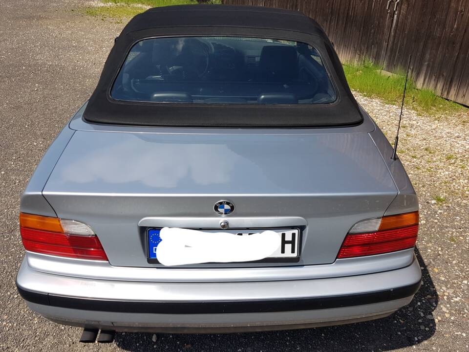 Image 2/11 de BMW 325i (1993)