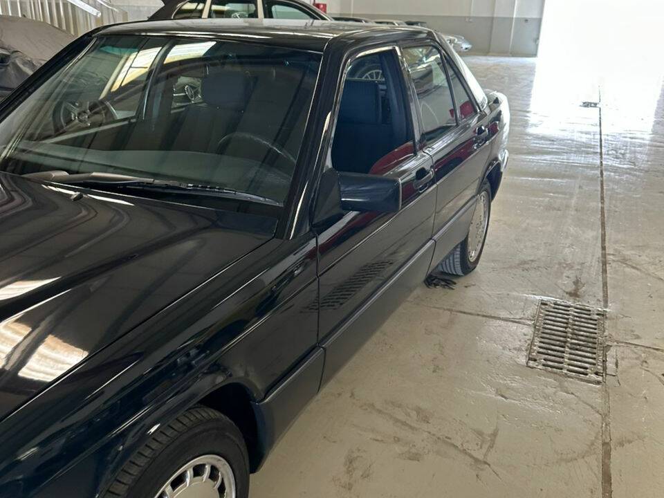 Bild 29/69 von Mercedes-Benz 190 E (1988)