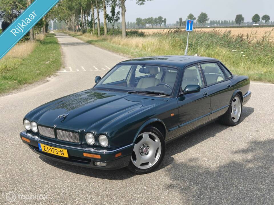 Image 2/50 of Jaguar XJR 4.0 Supercharged (1996)