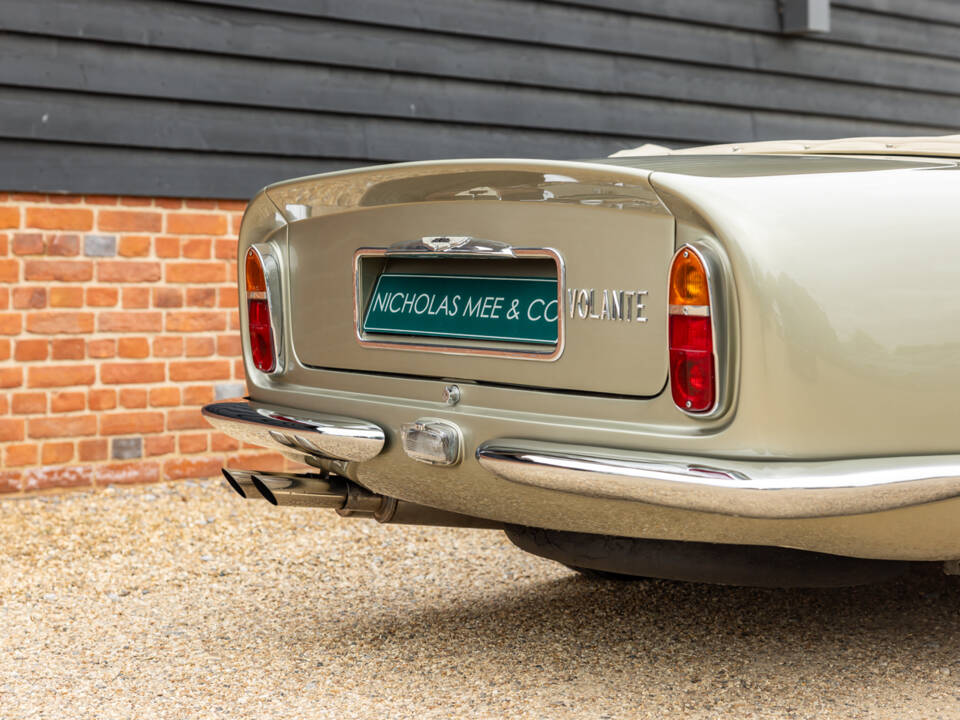 Immagine 42/57 di Aston Martin DB 6 Volante (1969)