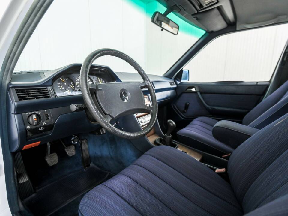 Image 9/50 of Mercedes-Benz 200 (1986)