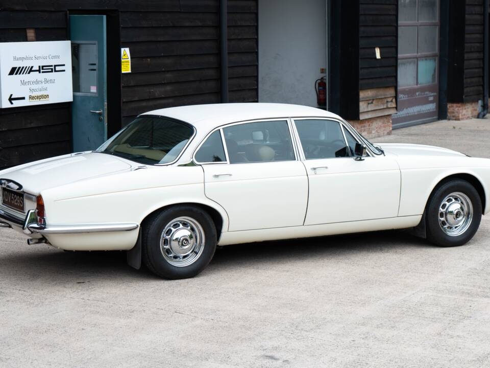 Immagine 2/50 di Daimler Sovereign 4.2 (1978)