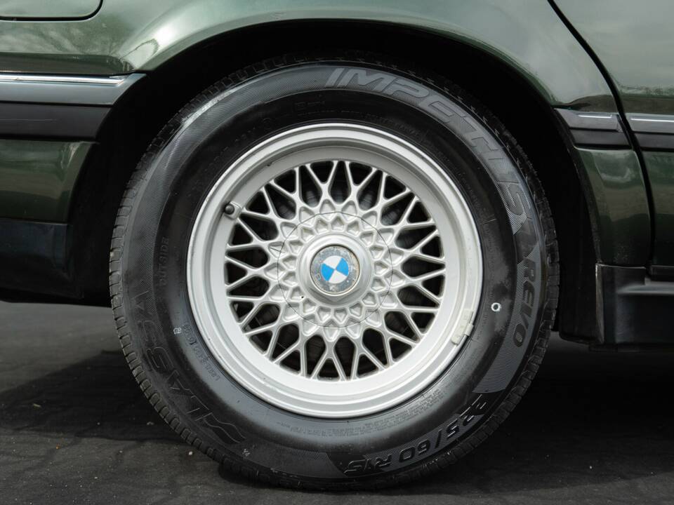 Image 9/36 of BMW 750iL (1989)