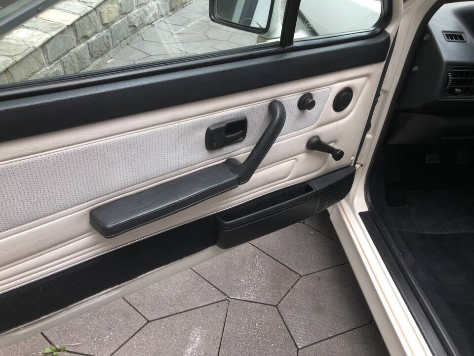 Immagine 4/22 di Volkswagen Golf Mk I Convertible 1.8 (1989)