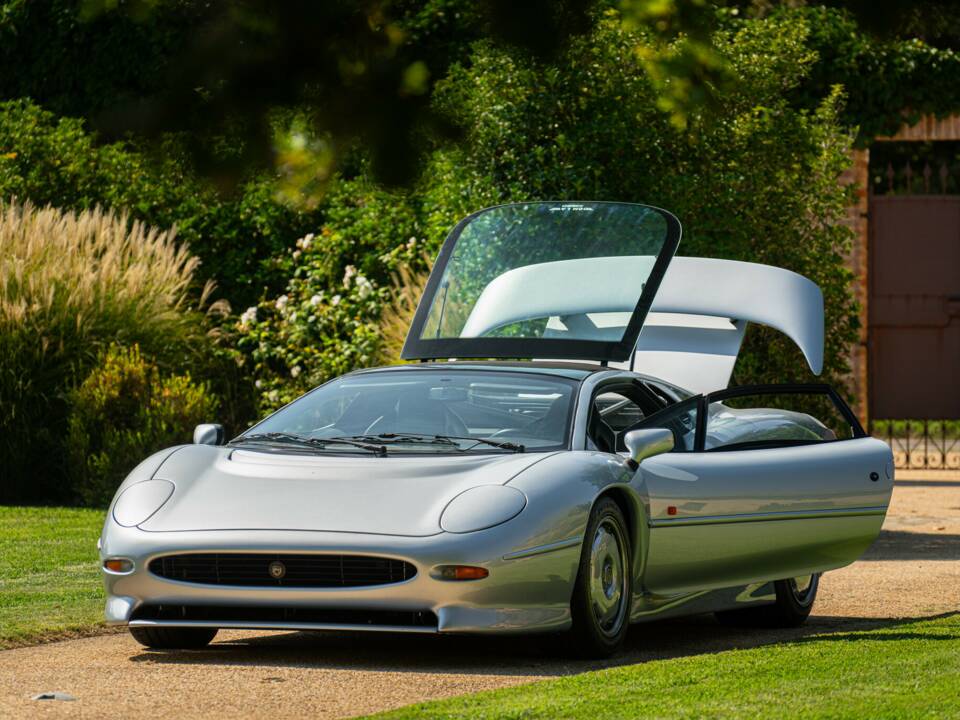 Image 22/50 of Jaguar XJ 220 (1993)