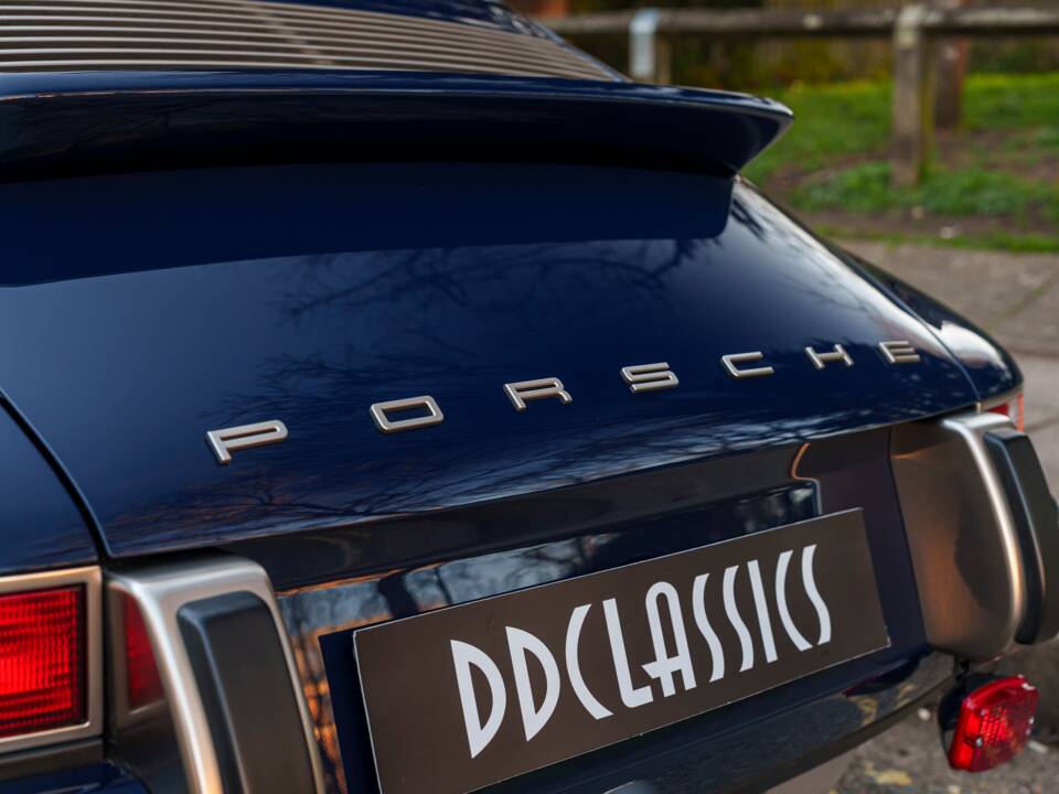 Image 14/34 of Porsche 911 Singer (2023)