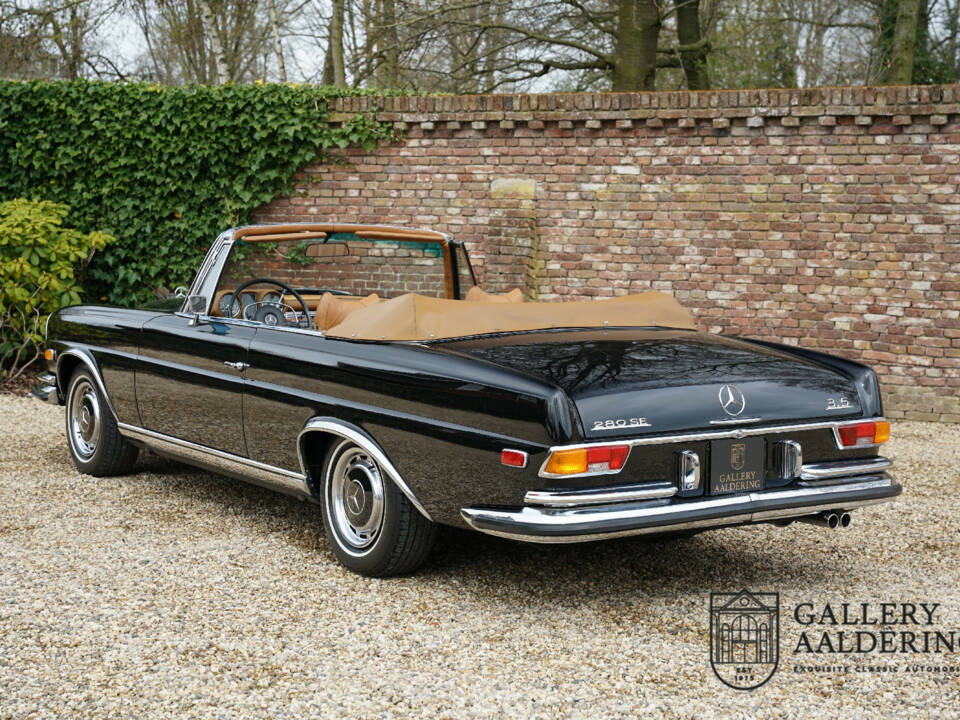 Image 2/50 of Mercedes-Benz 280 SE 3,5 (1971)