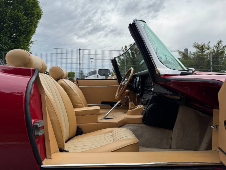 Image 24/35 of Jaguar E-Type (1969)