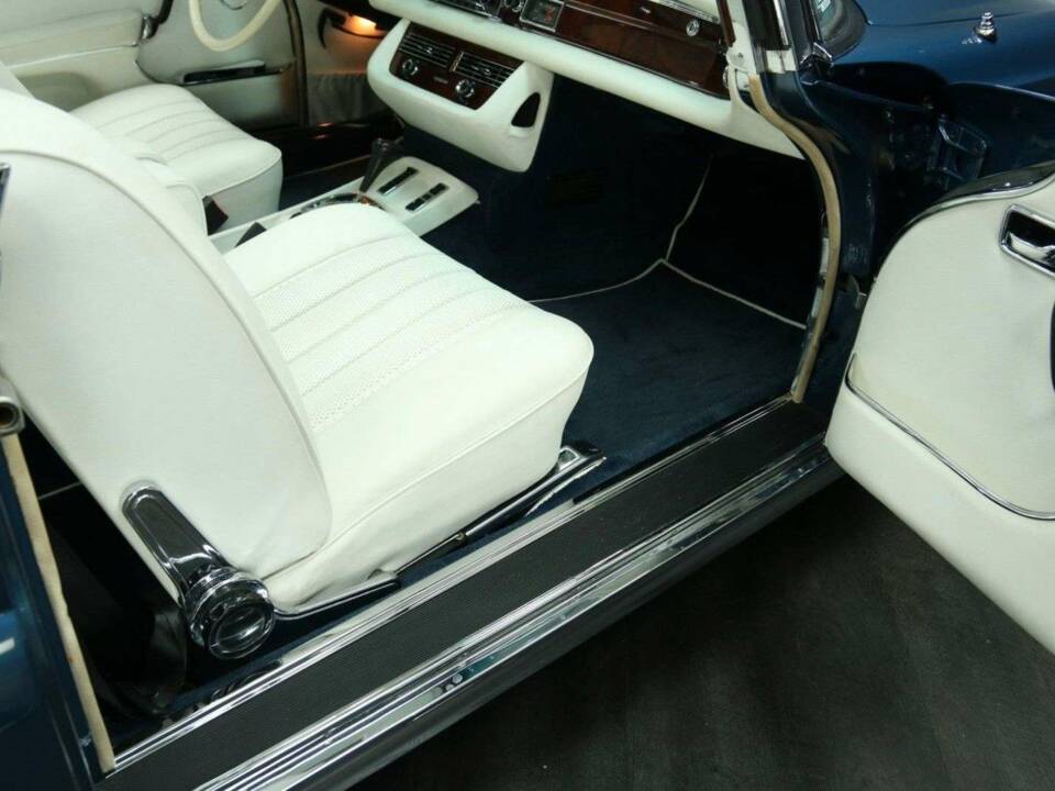 Image 32/50 of Mercedes-Benz 280 SE 3,5 (1971)